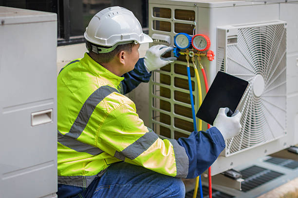 Professional Hvac technician working in Coral Springs, FL